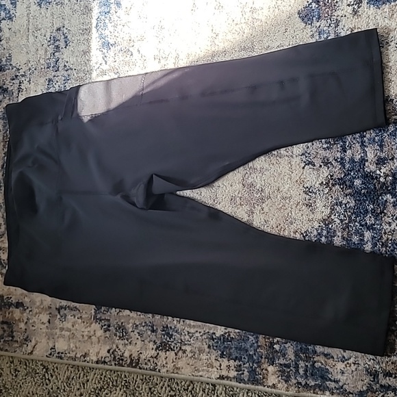 Black yoga pants that come to the knee. They have 2 side pockets - Picture 2 of 6